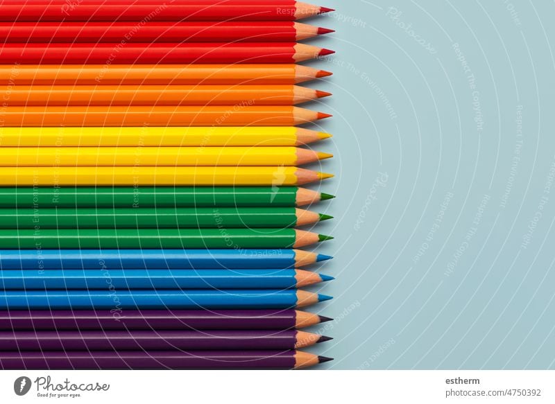 Draufsicht auf die LGTBI-Flagge mit Buntstiften und Kopierraum lgtbi Igbt-Flagge Schule Regenbogen Stolz Beziehungen Parade Farbstifte Bildung Kinder zu feiern