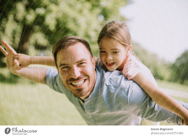 Vater und Tochter haben Spaß im Park schön Schönheit Kaukasier Kind Kindheit Nähe Papa Tag genießend Ausdrücke Außenseite Familie Vaterschaft Feld Mädchen Gras