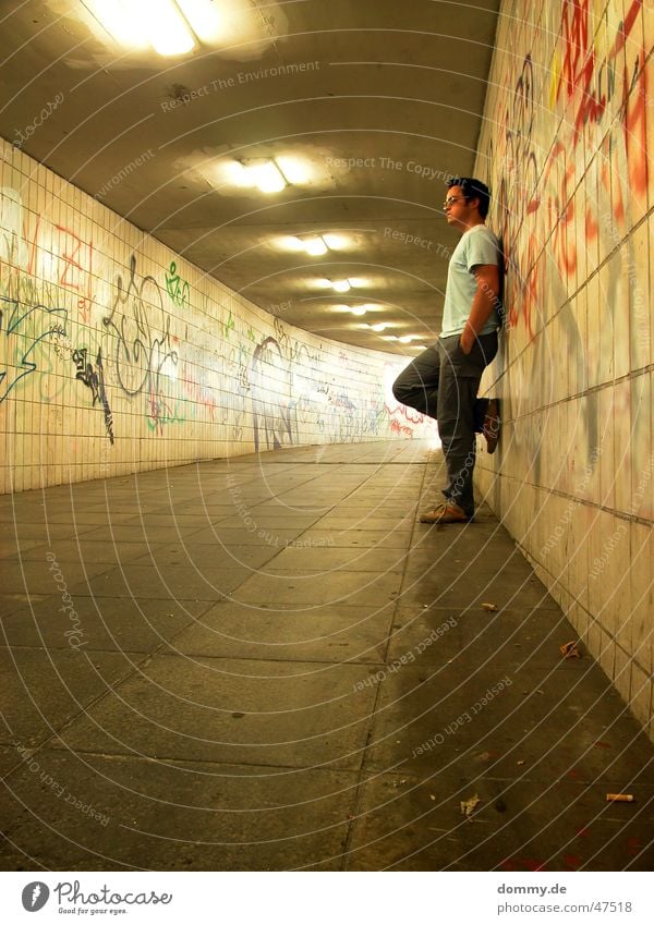 nun warte ich schon... Mann lang stehen Untergrund Tunnel Würzburg Spray T-Shirt Hose Schuhe thomas dommy warten unteführung europastern Fliesen u. Kacheln