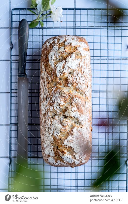 Brot und Messer auf dem Rost frisch Tisch Raster Blatt Bäckerei natürlich knirschen Brotlaib gebacken Kruste Zusammensetzung Gitter organisch Küche Knusprig