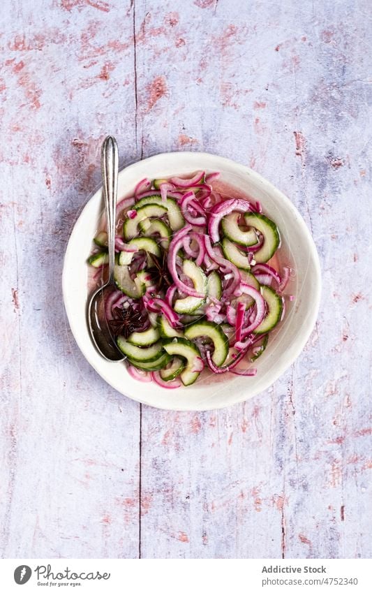 Frischer Gemüsesalat in Schale Salatbeilage Veganer Schalen & Schüsseln dienen Salatgurke Zwiebel Diät mischen Erdöl Saucen Tisch Mittagessen gesunde Ernährung