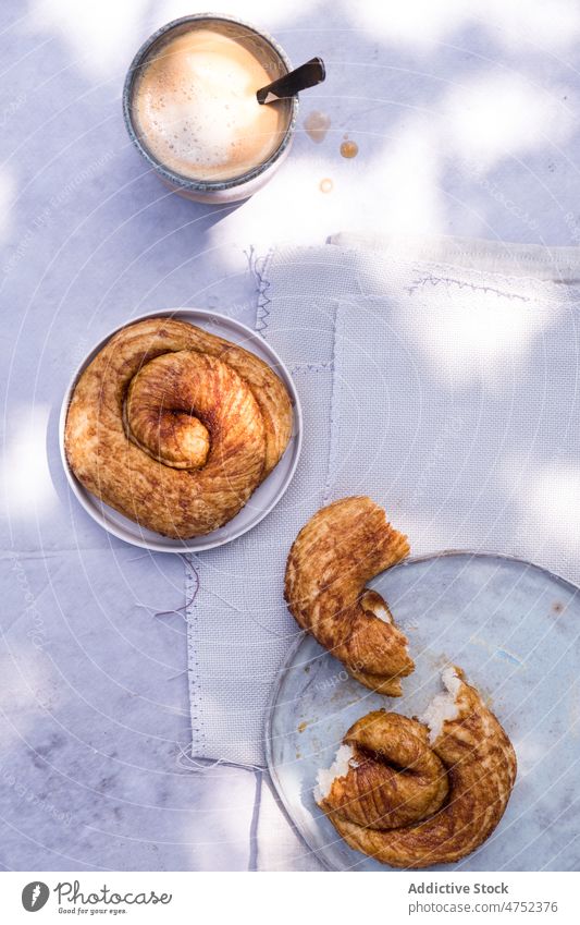 Frisches Gebäck und Kaffee zum Frühstück Brötchen Morgen Tisch dienen Tasse frisch lecker Dessert Energie Getränk Lebensmittel Latte Heißgetränk Cappuccino süß