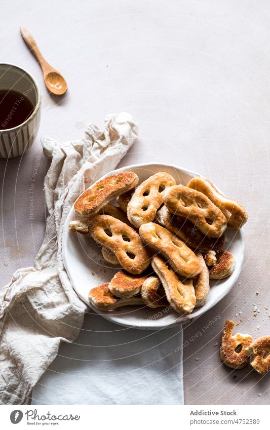 Schale mit Brezeln zum Frühstück Morgen Gebäck Tisch Kaffee Tee Serviette Schalen & Schüsseln frisch Tasse Lebensmittel geschmackvoll Getränk Dessert dienen süß