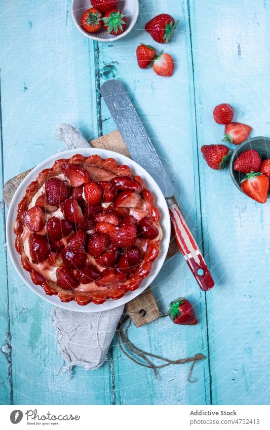 Leckerer Erdbeerkuchen auf dem Tisch Torte Erdbeeren Dessert dienen Speise Schneidebrett Spachtel Serviette süß Gebäck Lebensmittel lecker Beeren geschmackvoll