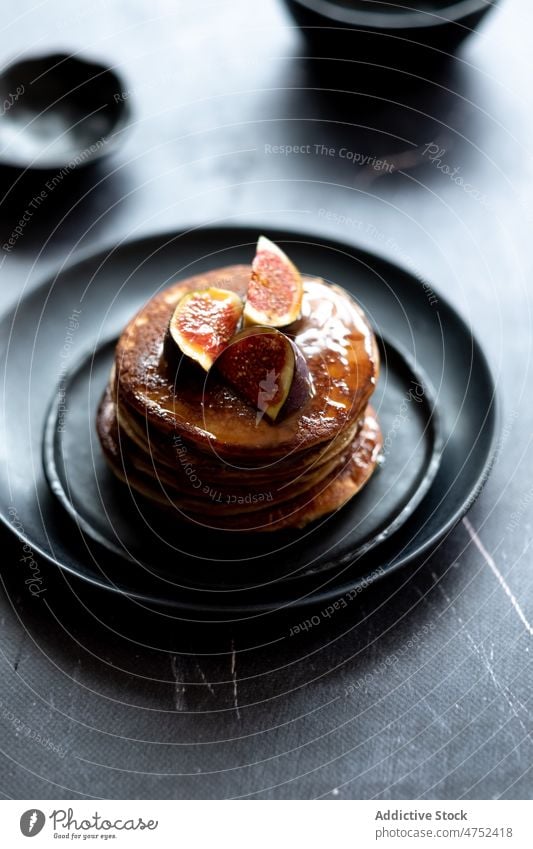 Pfannkuchen mit Feigen und Ahornsirup Frühstück Sirup Morgen heimwärts Teller süß dienen Dessert frisch geschmackvoll lecker Gebäck Liebling Lebensmittel Tisch