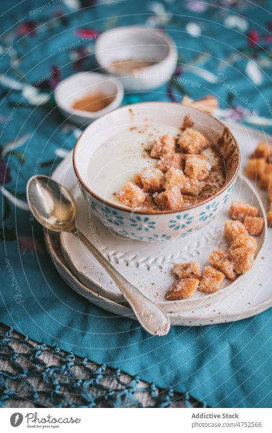 Tasse mit süßem Getränk zum Dessert trinken Morgen Frühstück Löffel Untertasse lecker Lebensmittel geschmackvoll Sahne Molkerei Porzellan Portion frisch