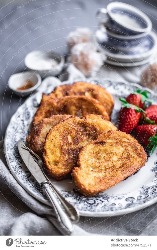 Französische Toasts mit Erdbeeren French Toast Teller Frühstück Morgen Silberwaren dienen Lebensmittel Tisch süß frisch lecker geschmackvoll Dessert Beeren