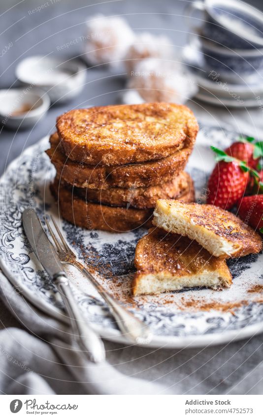 Französische Toasts mit Erdbeeren French Toast Teller Frühstück Morgen Silberwaren dienen Lebensmittel Tisch süß frisch lecker geschmackvoll Dessert Beeren