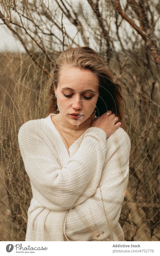 Frau steht auf einem grasbewachsenen Feld auf dem Lande Landschaft Porträt Natur Vorschein feminin Stil attraktiv jung ländlich blond Umwelt trist rustikal