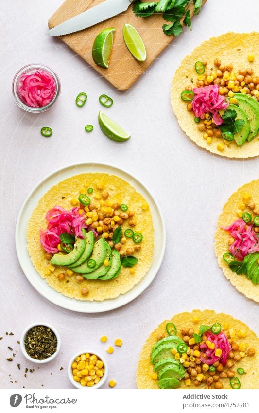 Frische Tortillas mit verschiedenen Toppings Taco mexikanisch Brotbelag Avocado Kichererbsen traditionell Lebensmittel Küche kulinarisch Kalk Scheibe