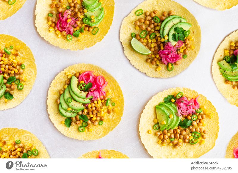 Frische Tortillas mit verschiedenen Toppings Taco mexikanisch Brotbelag Avocado Kichererbsen traditionell Lebensmittel Küche kulinarisch Bestandteil Ernährung