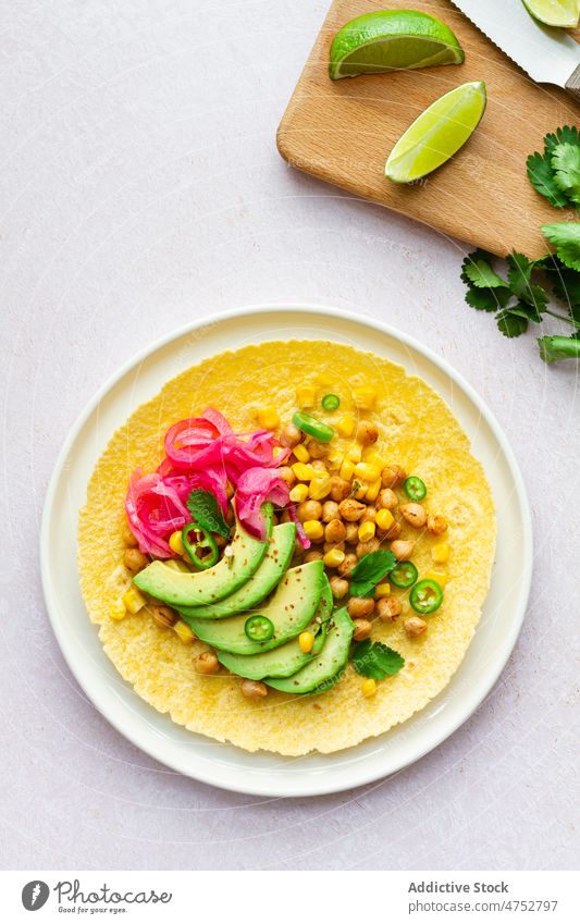 Frische Tortillas mit verschiedenen Toppings Taco mexikanisch Brotbelag Avocado Kichererbsen traditionell Lebensmittel Küche kulinarisch Kalk Scheibe