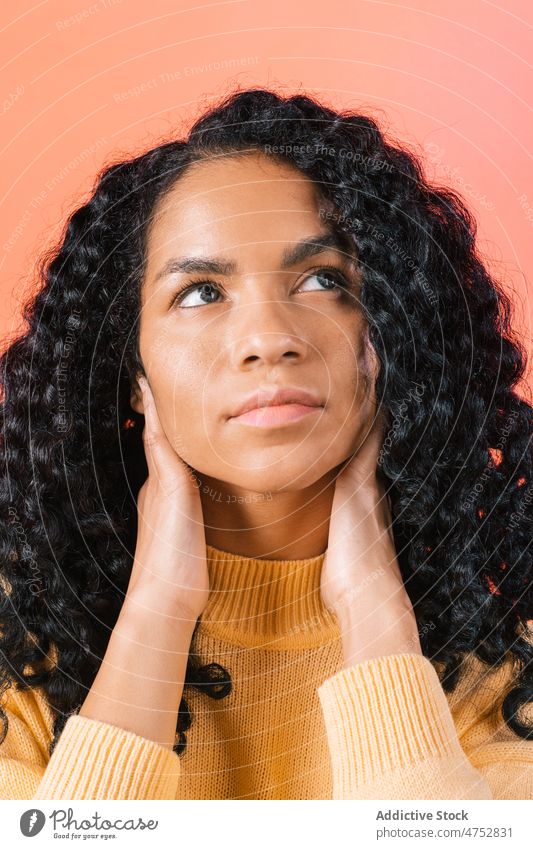 Nachdenkliche schwarze Frau schaut weg Vorschein Frisur feminin Stil trendy Atelier attraktiv charmant Porträt Afroamerikaner Dame schön Charme Licht lustig