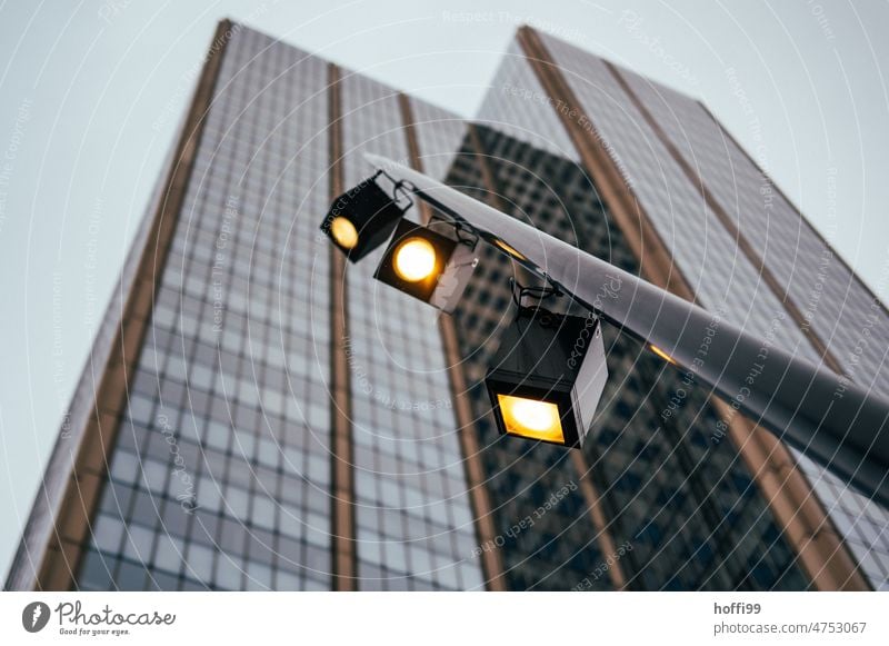 urbane Hochhausschlucht mit Strassenbeleuchtung Urbanisierung Monotonie Financial District Finanzplatz Skyline Stadtzentrum Brüssel Architektur wolkenkratzer