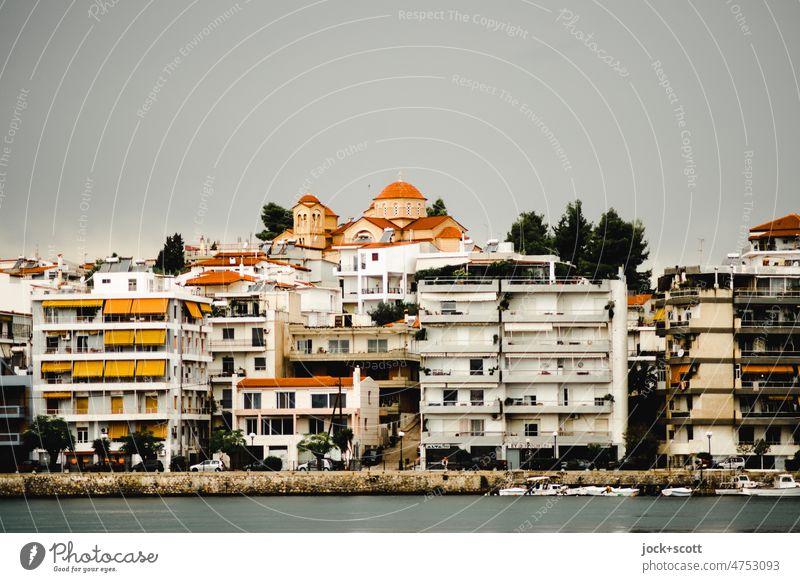 Häuser am Hügel in Chalkida nach dem Regen Griechenland Stadthaus Euböa Stadtentwicklung viele Stadtteil Sonnenlicht Flachdach Panorama (Aussicht)