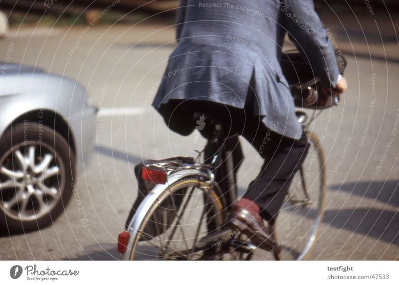 fahrradfahrer Fahrrad Fahrer Italien Sommer Stadt Anzug Straße Provinz Como sun Sonne street bycicle drive car PKW Bewegung motion