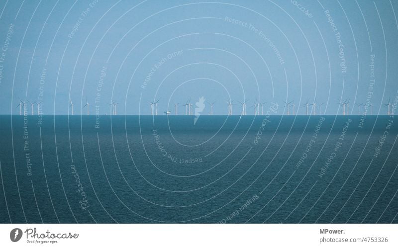 energiewende am horizont Meer Erneuerbare Energie Windenergie Windkraftanlage Windrad Energiewirtschaft umweltfreundlich Elektrizität alternativ Umweltschutz