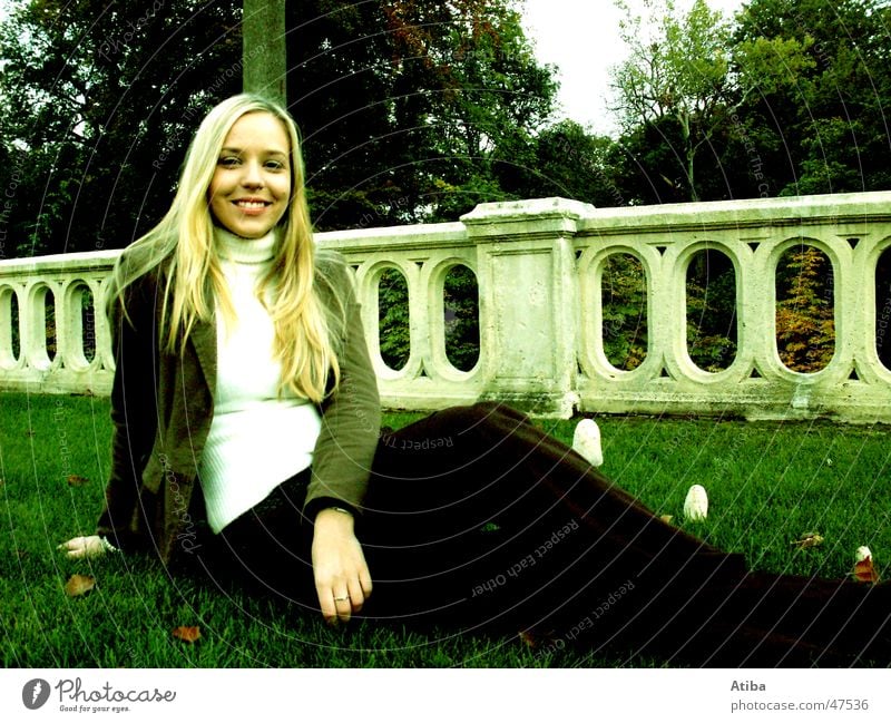 süße maus Wolken Wiese Schlosspark Park Frau blond kalt Baum Herbst sympathisch schön Himmel lachen