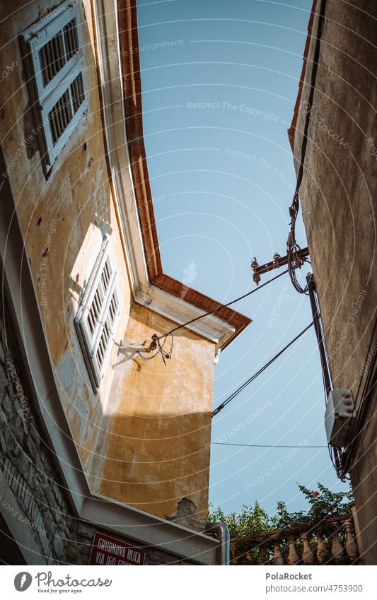 #A0# Gasse von Piran piran Slowenien gassengewirr gassenromantik gassenhauer Himmel mediterran Haus Außenaufnahme Farbfoto Altstadt Menschenleer