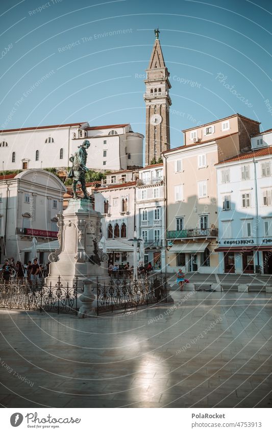 #A0# Piran am Platz piran Slowenien mediterran Altstadt Kirche Kirchenturm Farbfoto Außenaufnahme Tag Marktplatz Sommer Sommerurlaub Blauer Himmel