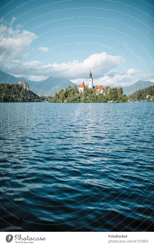 #A0# Bist'e Bled? lake bled geblutet See Seeufer Wasser Slowenien Kirche Kirchturmspitze Gebirgssee