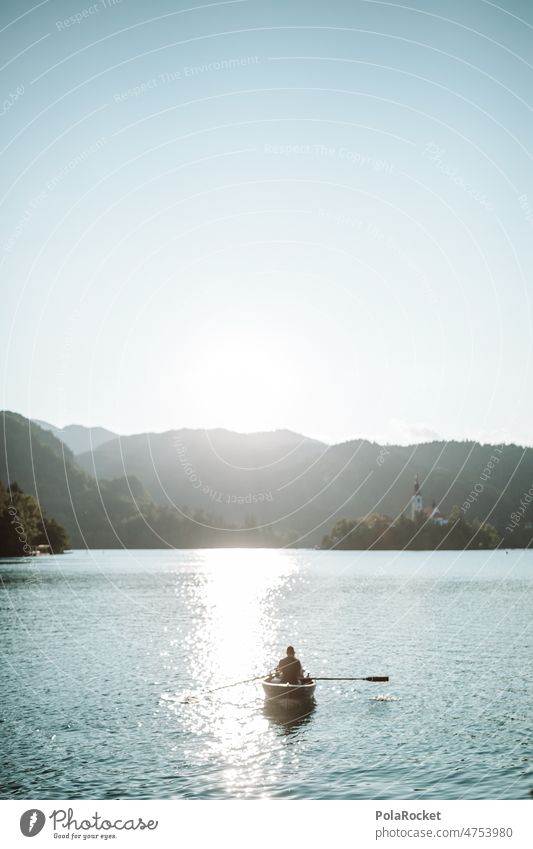 #A0# Bist'e Bled? lake bled See Seeufer Wasser Slowenien Kirche Kirchturmspitze Gebirgssee Bergsee Bootsfahrt bootfahren bootstour Romantik romantisch sonnig