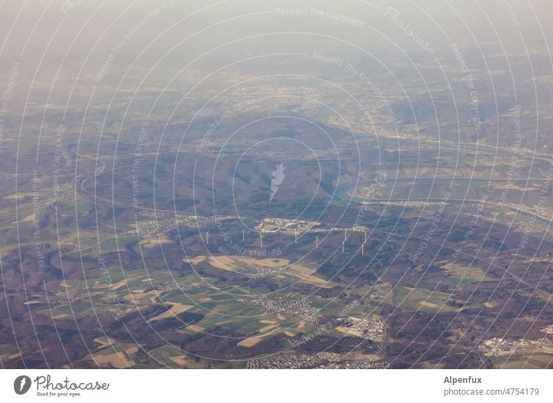 Windkraft in belebter Landschaft Windkraftanlage Luftaufnahmen moderne Windkraftanlage Ökostrom Windrad Landschaftsformen Energie Windenergie Elektrizität