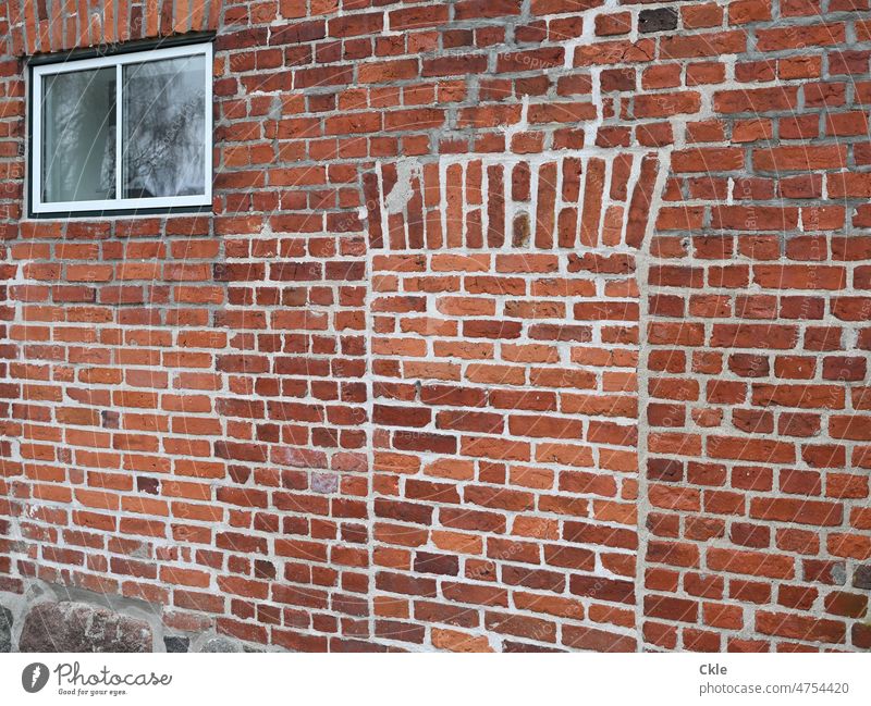 Fassade Mauer Fenster Haus Backstein Architektur Tür Eingemauert Relikt Vergangenheit Umbau Einbau Gebäude Wand Bauwerk Vergänglichkeit Altstadt Außenaufnahme