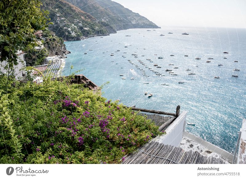 Positano, Amalfiküste, Italien Stadt steil Landschaft Natur Meer Küste Boote Häuser Gebäude alt historisch Urlaub Tourismus Berg Gebirge Reise gelb Felsen