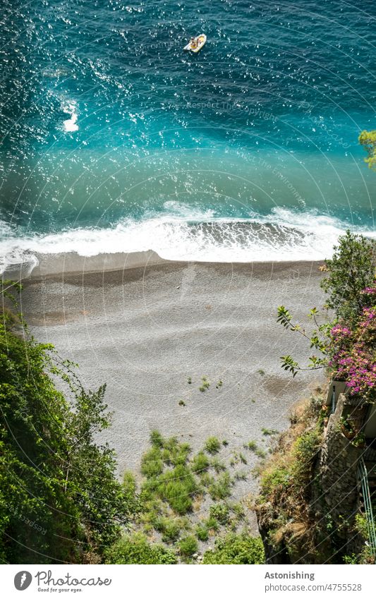 einsamer Strand bei Positano, Amalfiküste, Italien Landschaft Natur Meer Küste Boote alt historisch Urlaub Tourismus Berg Gebirge Reise gelb Felsen Steilküste