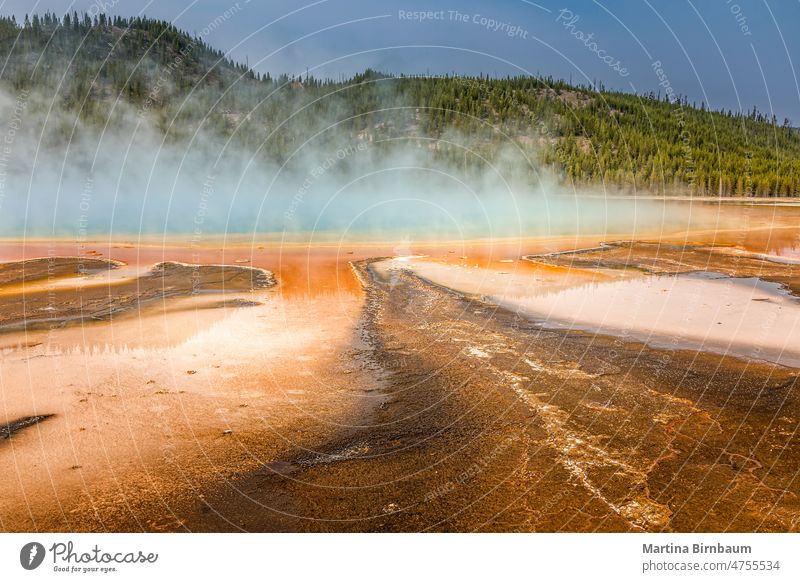 Die große prismatische Quelle im Yellowstone-Nationalpark, Wyoming yellowstone Frühling herrschaftlich Landschaft farbenfroh blau Geysir Wasser Pool Natur