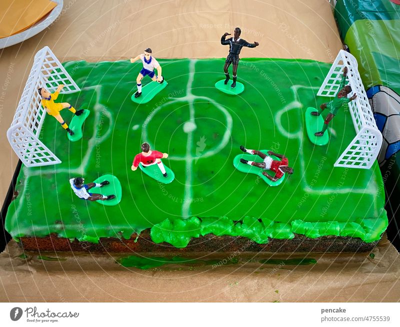 aus der back | werkstatt Kuchen Fußball Fondant Backwerk Werkstatt backen Dekoration Fußballfeld Kindergeburtstag Fußballspiel Torte Verzierung