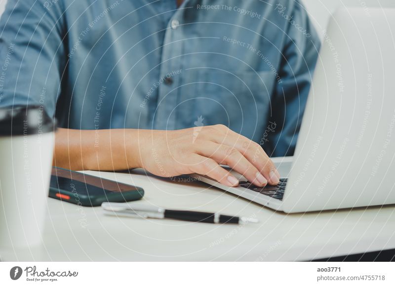 Geschäftsmann mit Laptop zu Hause. Computer Mann Keyboard benutzend Technik & Technologie Büro Business online Arbeit Cyberspace Notebook Schreibtisch Person