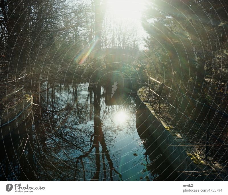 Eindruck schinden Wasserstraße Binnengraben Wasseroberfläche leuchtend strahlend glänzend mystisch geheimnisvoll windstill Abendlicht Totale Lichterscheinung