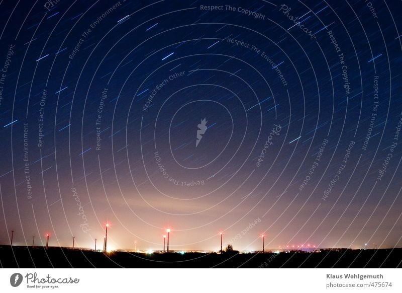 Friedland eine Kleinstadt in Mecklenburg- Vorpommern verströmt, umrahmt von Windkarftanlagen, ihr Licht unter dem Sternenhimmel. Ferne Winter Energiewirtschaft