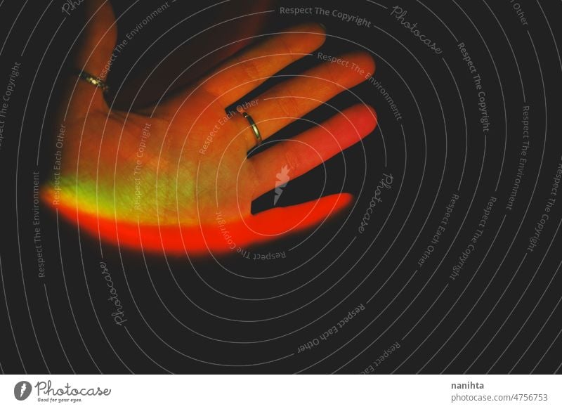 Detail von menschlichen Händen beleuchtet von bunten Lichtern Hand Regenbogen andere Worte Zukunft Scan Farbe dunkel Dunkelheit Mysterium Scheitel filigran