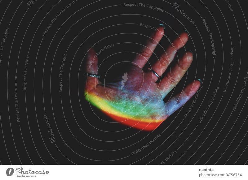 Detail von menschlichen Händen beleuchtet von bunten Lichtern Hand Regenbogen andere Worte Zukunft Scan Farbe dunkel Dunkelheit Mysterium Scheitel filigran