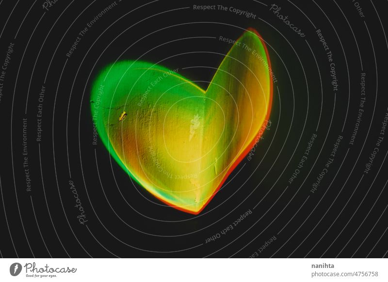 Buntes Licht Herzform projiziert in einer Wand farbenfroh Design Form abstrakt Malerei pulsierend brilliant Liebe Fröhlichkeit Regenbogen intensiv Projekt Glanz