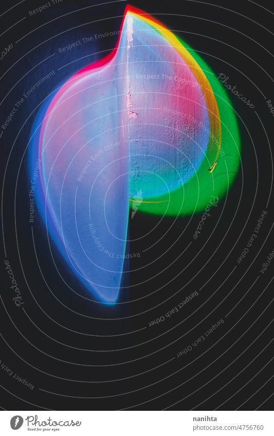 Abstraktes Bild von bunten Formen von Licht gegen schwarzen Hintergrund Farbe Malerei abstrakt farbenfroh intensiv pulsierend dunkel Dunkelheit Synthesizer