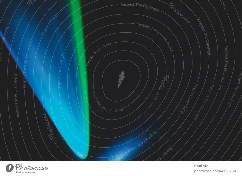 Abstraktes Bild von bunten Formen von Licht gegen schwarzen Hintergrund Farbe Malerei abstrakt farbenfroh intensiv pulsierend dunkel Dunkelheit Synthesizer