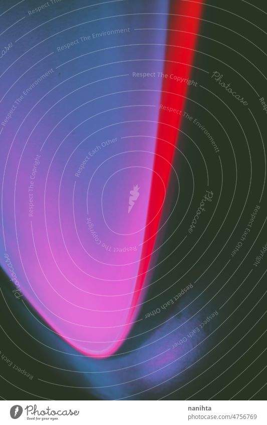 Abstraktes Bild von bunten Formen von Licht gegen schwarzen Hintergrund Farbe Malerei abstrakt farbenfroh intensiv pulsierend dunkel Dunkelheit Synthesizer