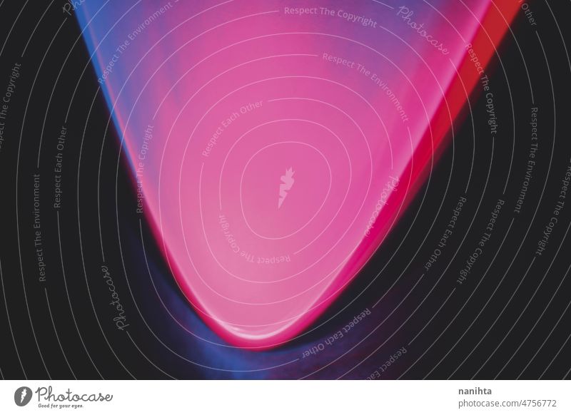 Abstraktes Bild von bunten Formen von Licht gegen schwarzen Hintergrund Farbe Malerei abstrakt farbenfroh intensiv pulsierend dunkel Dunkelheit Synthesizer