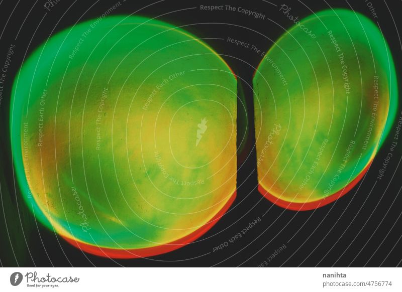 Abstraktes Bild von bunten Formen von Licht gegen schwarzen Hintergrund Farbe Malerei abstrakt farbenfroh intensiv pulsierend dunkel Dunkelheit Synthesizer