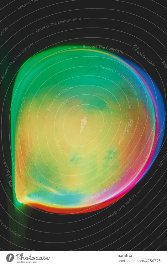 Abstraktes Bild von bunten Formen von Licht gegen schwarzen Hintergrund Farbe Malerei abstrakt farbenfroh intensiv pulsierend dunkel Dunkelheit Synthesizer