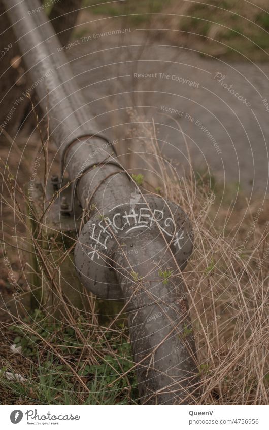 Rohrleitung auf der Straße Rohrnetz Konstruktion Leitung Abwasser Wasserrohr Versorgung Technik & Technologie Installationen Eisenrohr Röhren Industrie