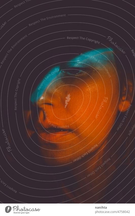 Künstlerisches Porträt einer jungen Frau, die in der Dunkelheit von farbigen Lichtern beleuchtet wird surreal andere Worte Gesicht Synthesizer winken retro