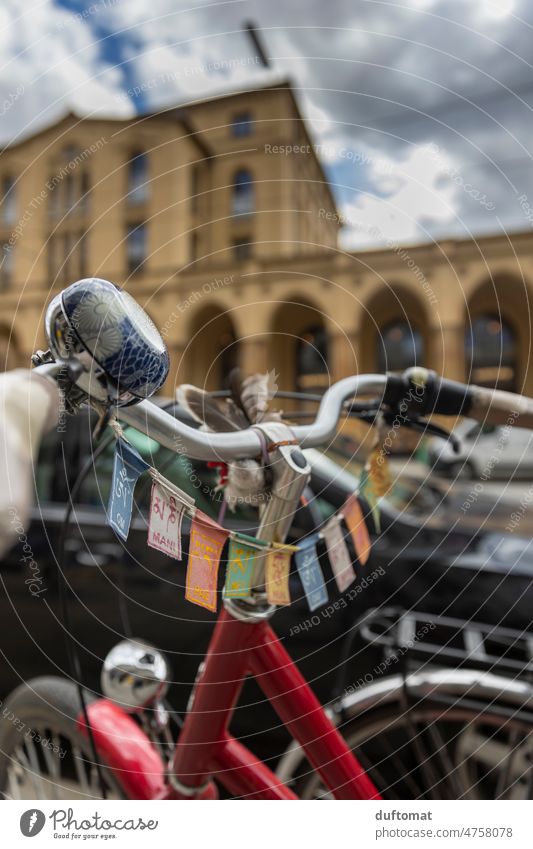 Tibetanische Fahne an Fahrradlenker Om Close Up Nahaufnahme München Klingel Detailaufnahme Außenaufnahme Rad Verkehrsmittel Fahrradfahren Mobilität