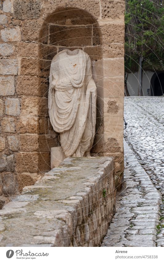 Römer mit abbem Kopf Statue kopflos römisch Stein Tor antik Burgtor Skulptur Nische Straßenpflaster Bildhauerei beschädigt Fehler geköpft Festung Fußweg