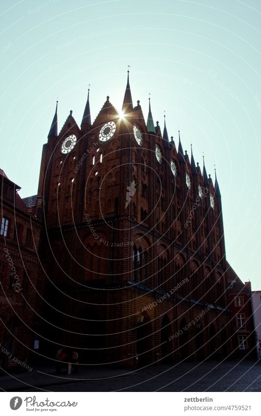 Rathaus Stralsund stralsund rathaus gebäude architektur gotik backsteingotik fassade wahrzeichen gegenlicht sonne schatten markt marktplatz altstadt hanse