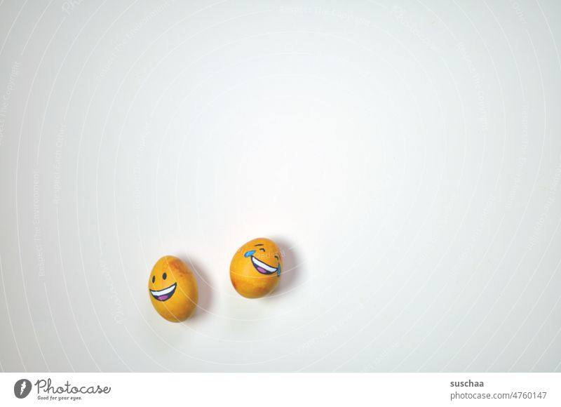 2 lachende ostereier Ostern Ostereier bemalt Smileys Frühling Dekoration & Verzierung Tradition Lebensmittel Textfreiraum